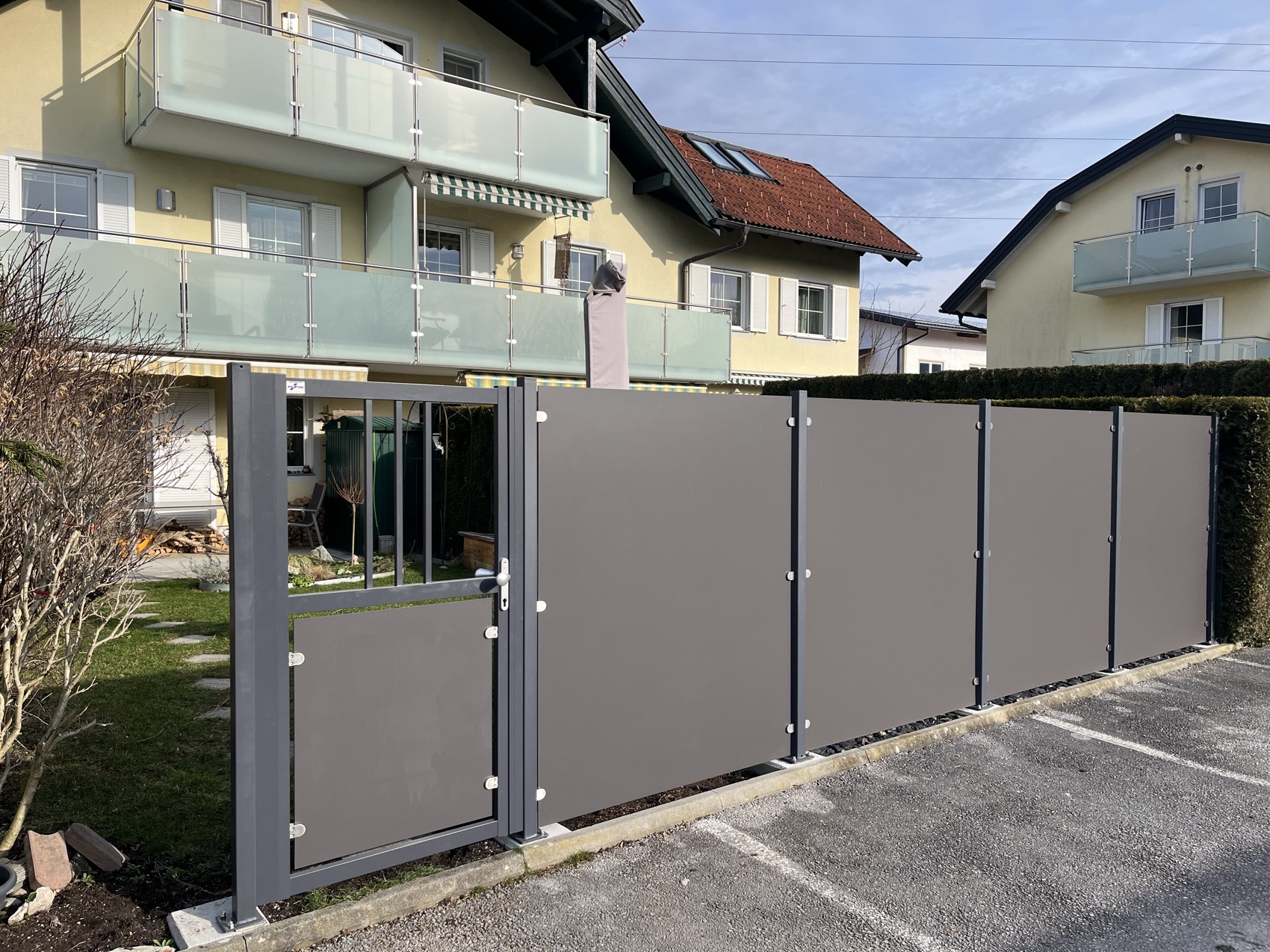 Moderner Aluminiumzaun in Anthrazit als Sichtschutz